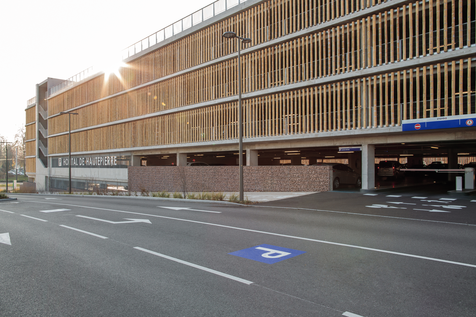 Façade parking
